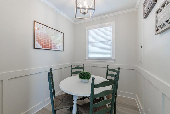 Building Photo - 390 Alpine Dr