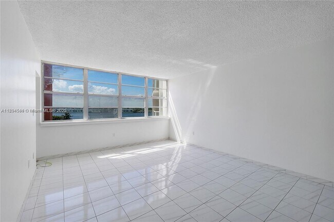 Building Photo - 1351 NE Miami Gardens Dr