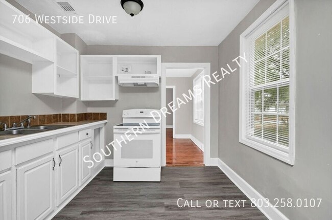 Building Photo - 706 Westside Dr