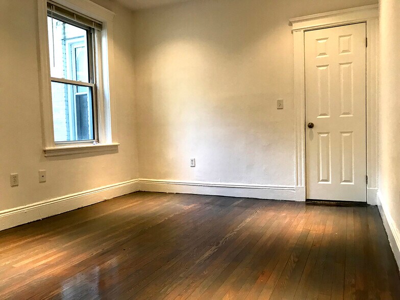 Building Photo - 125 Park Dr