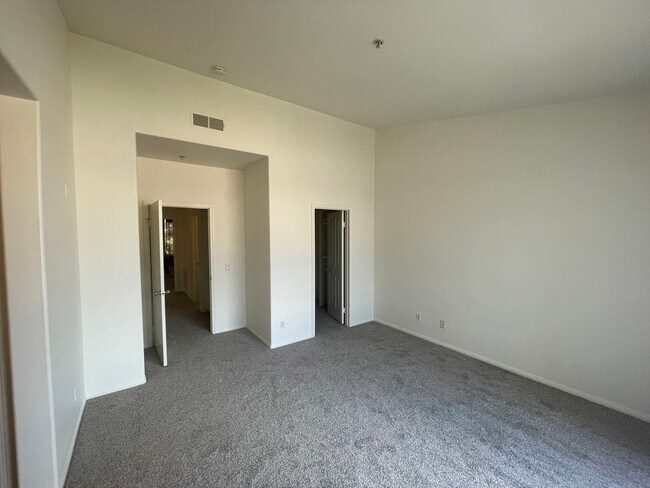 Building Photo - 2 Bedroom 2 Bath, Upper Unit Condo in the ...