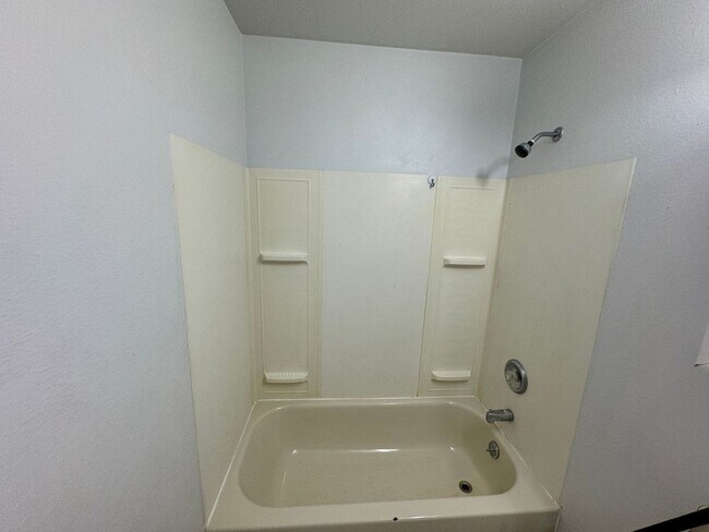 Building Photo - 2 BD, 1 BA Apartment Nestled Back on a Culd-de-Sac