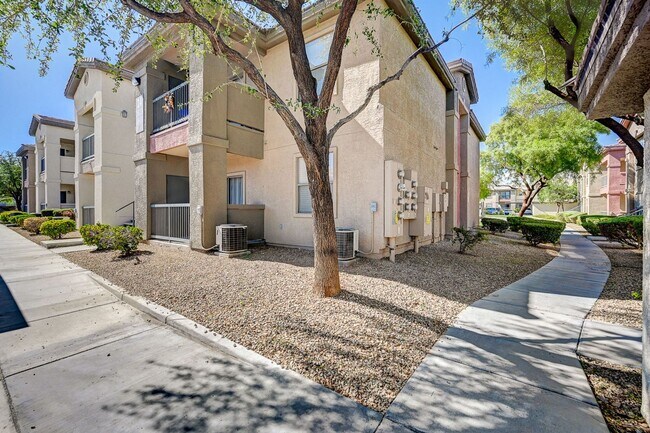 Building Photo - Stunning first floor condo with new wood floor!