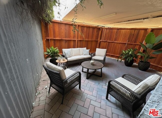 Building Photo - 1534 Mariposa Ave