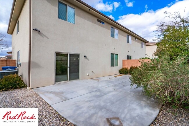 Building Photo - Spacious 4 Bedroom, 2.5 Bathroom Centrally...