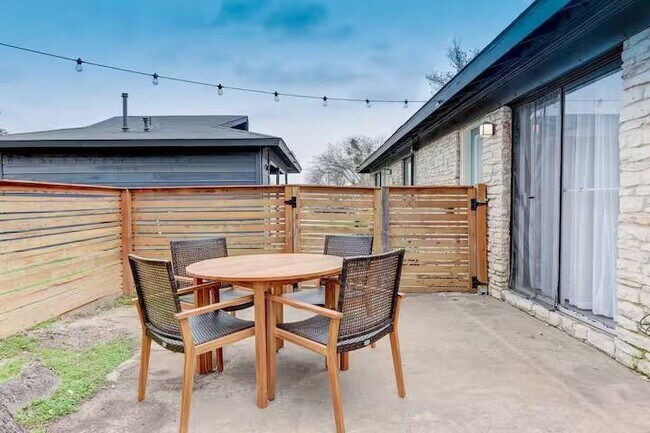 Building Photo - 2005 Cheshire Dr