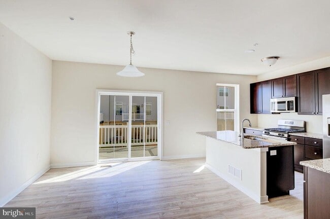 Building Photo - 29 Independence Ct