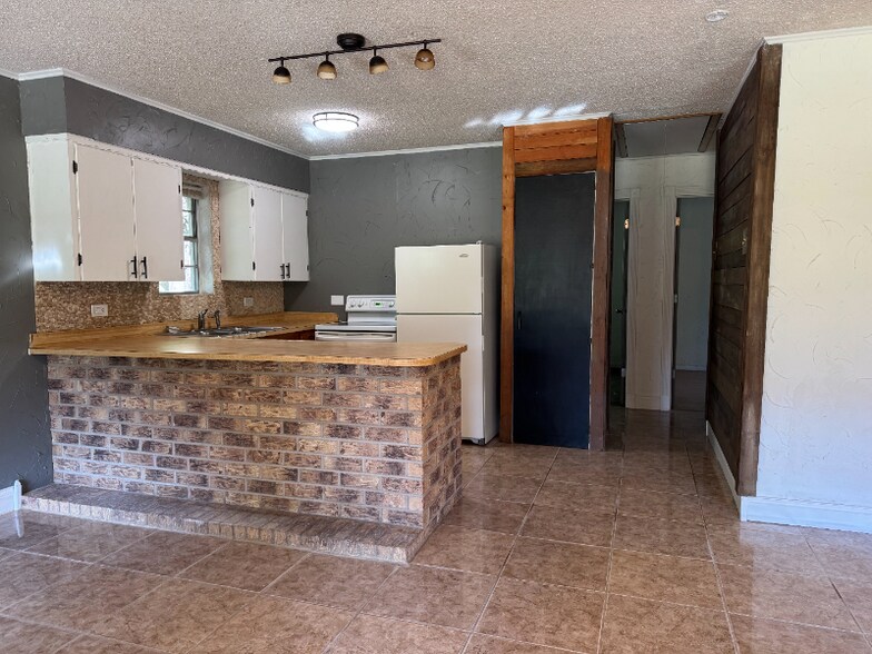 Building Photo - 10021 Northview Dr