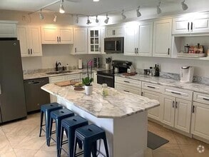 Building Photo - 3802 Saxon Dr
