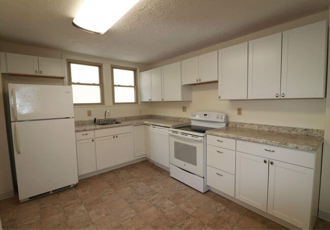 Building Photo - 3 Br. 1 Ba. House in Morgantown - Available 07/10/2026