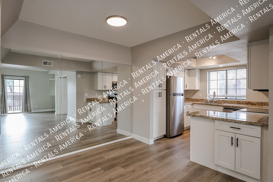 Building Photo - 700 E Mesquite Cir