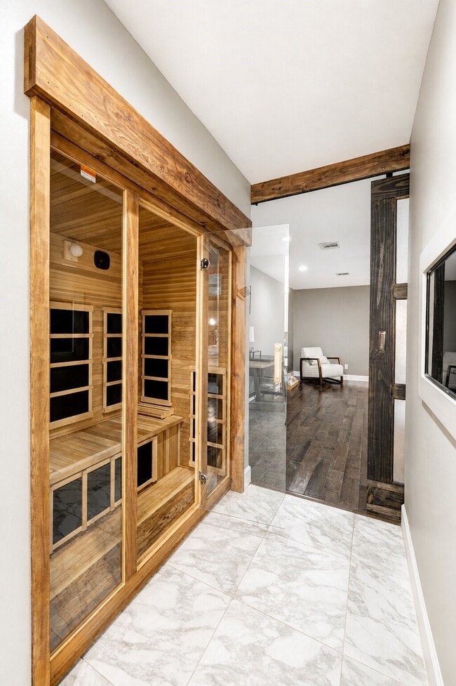 Building Photo - 201 Vanderpool Ln