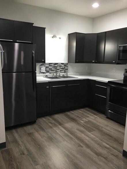 Building Photo - 410 E Mill St