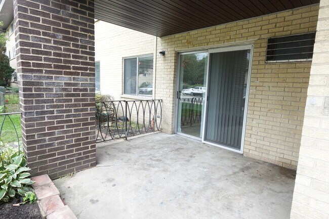 Building Photo - 1206 E Fairview St