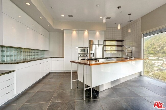 Building Photo - 3850 Rambla Orienta