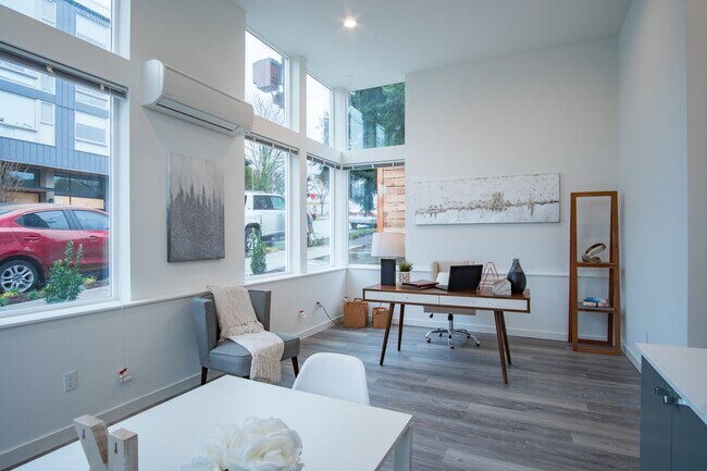 Building Photo - Modern 3BR/3.5BA Townhouse with Rooftop