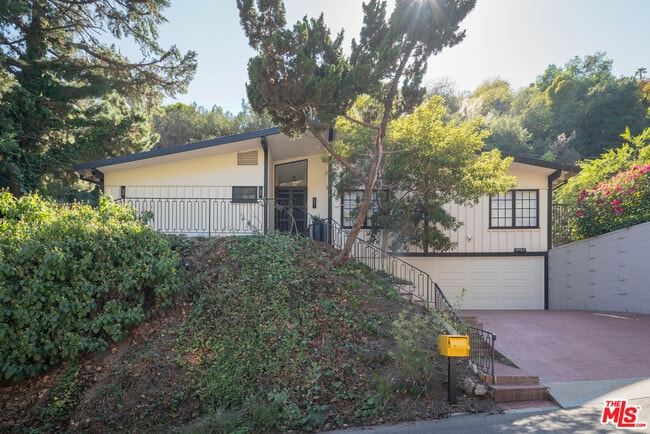Building Photo - 10120 Cielo Dr