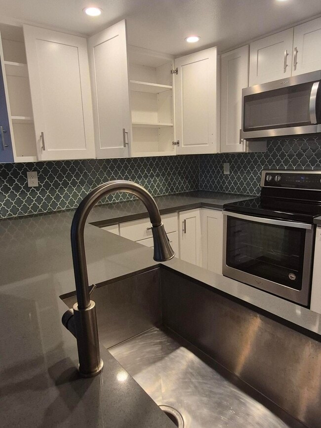 Building Photo - 600 W 9th St