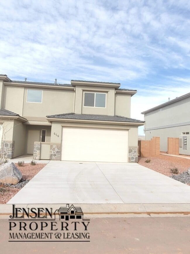 Building Photo - Red Mountain Vista Town Home, End Unit