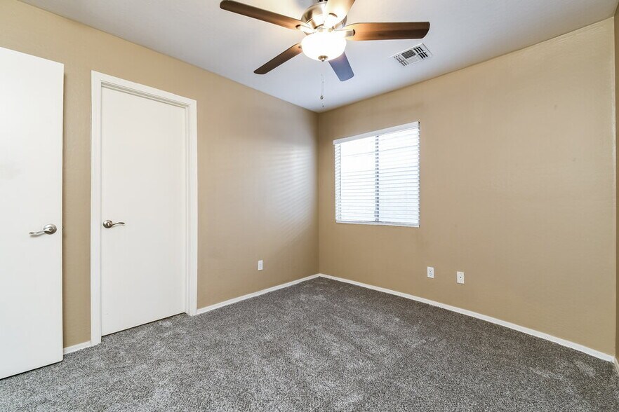 Building Photo - 1701 E Christopher St