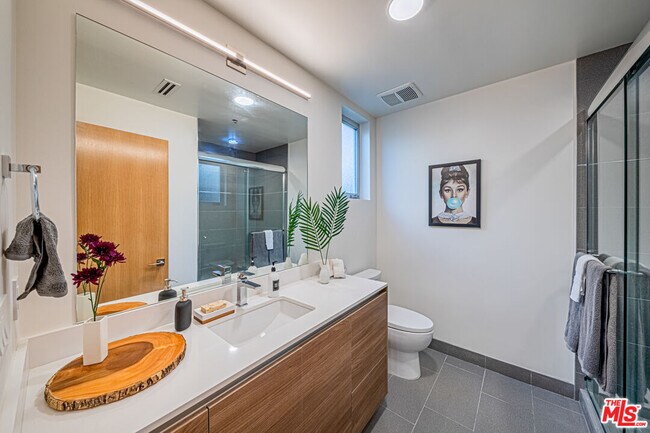 Building Photo - 6142 1/2 Lexington Ave