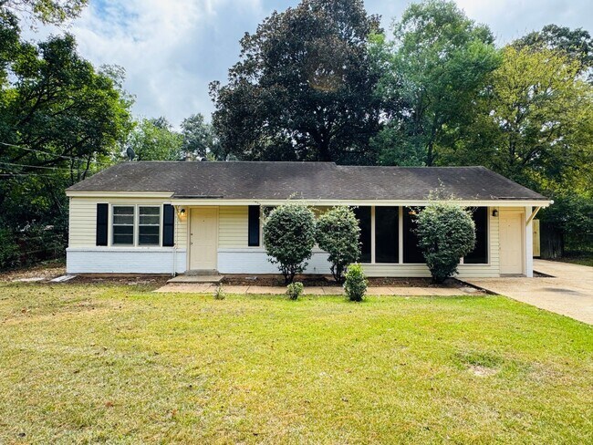 Building Photo - Spacious 3 Bedroom / 2 Bath Home – Designe...