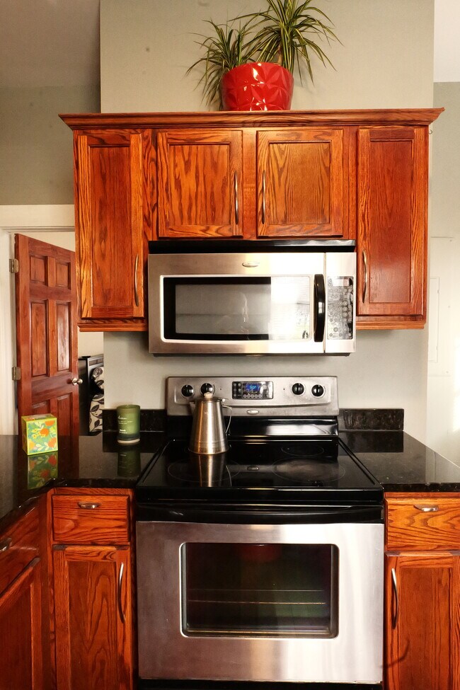 Building Photo - Charming 2-Bed, 2-Bath Main-Floor Home in Indianapolis
