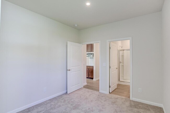 Building Photo - 5 Bedroom Home in Youngsville, right off o...