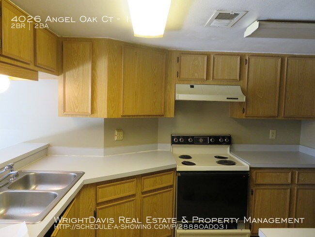 Building Photo - 2/2 Condo in North Oaks with Pool