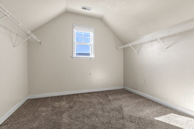 Building Photo - Towne Pointe