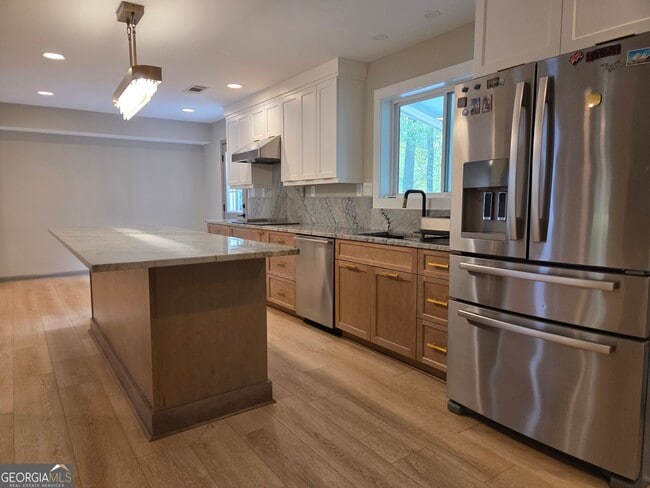 Building Photo - 215 Calgary Dr