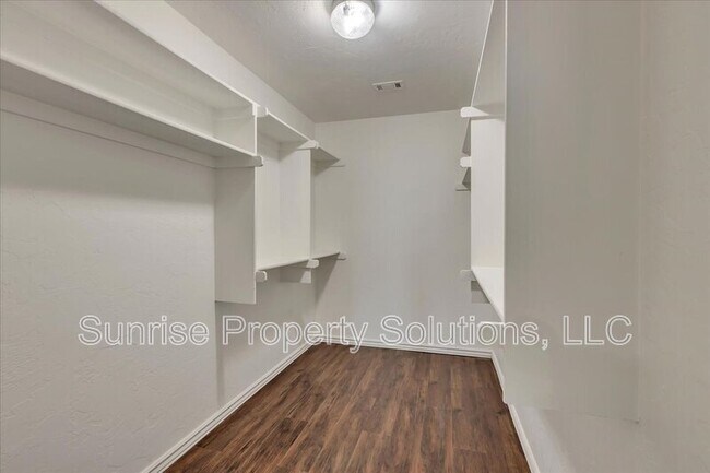 Building Photo - 217 Dollina Ct