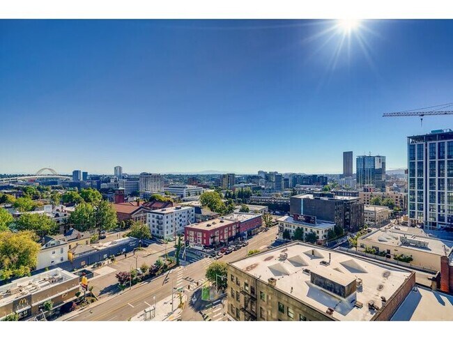 Building Photo - Fully Furnished Modern Condo with All Utilities Included in Goose Hollow!