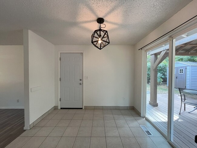 Building Photo - Spacious Yet Cozy 3BR/2BA Home with Garage...