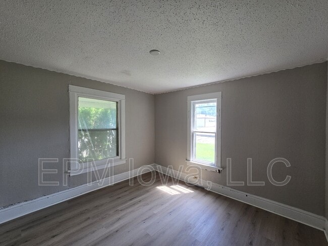 Building Photo - 122 Newell St