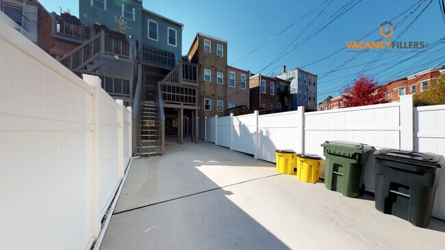 Building Photo - 2225 Brookfield Ave