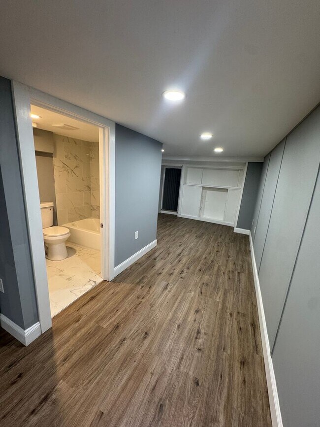 Building Photo - Charming Rowhome with Modern Touches in Ea...