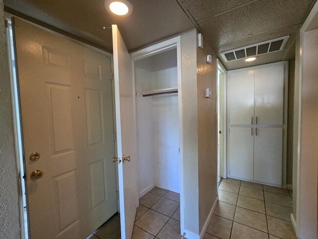 Building Photo - Beautiful 2 bedroom 2 bathroom condo in Or...