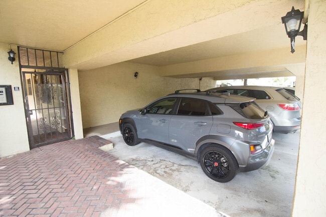 Building Photo - 917 NE 16th Ave