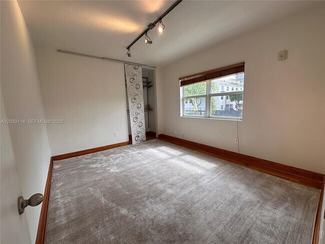 Building Photo - 1100 Venetian Way
