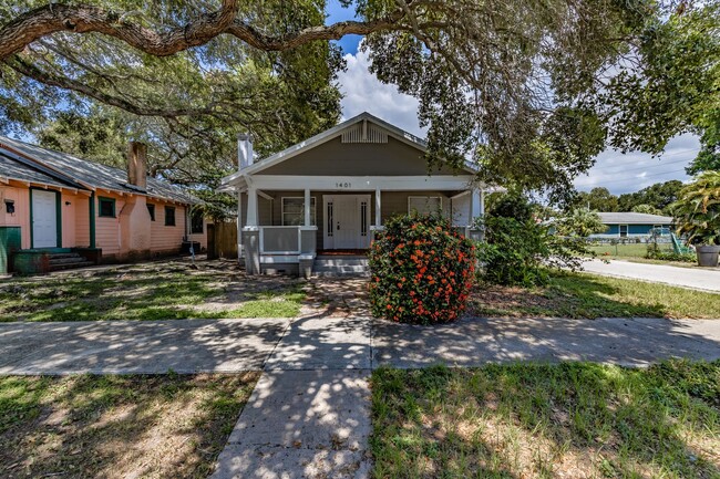 Building Photo - JUST REDUCED- Adorable 3/2 Bungalow Availa...