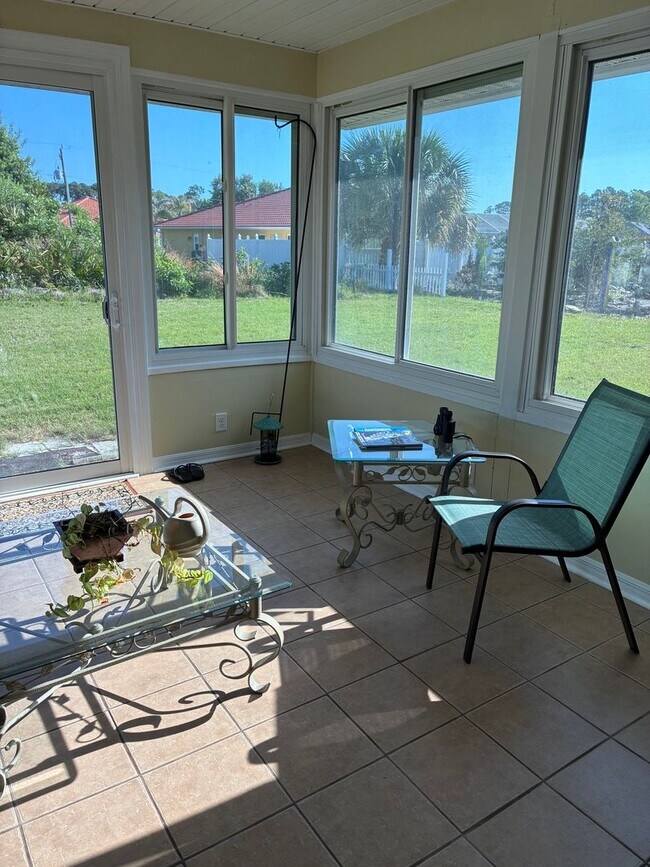 Building Photo - Discover this well-located 3-bedroom, 2-bath home in Palm Coast!