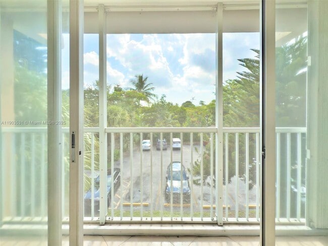 Building Photo - 942 NE 199th St