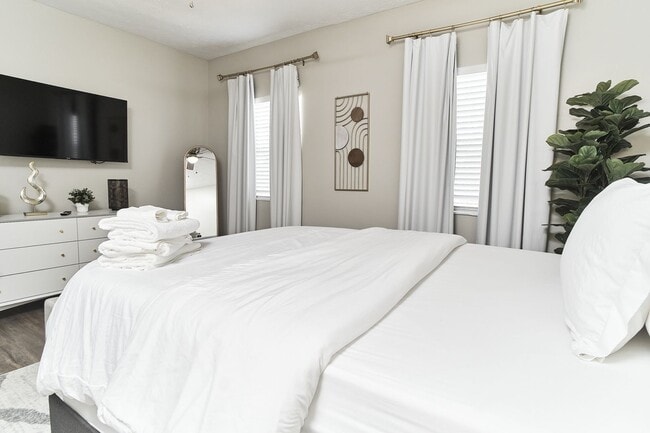 Building Photo - Fully Furnished 2BD Duplex in the Heart of downtown Indy!