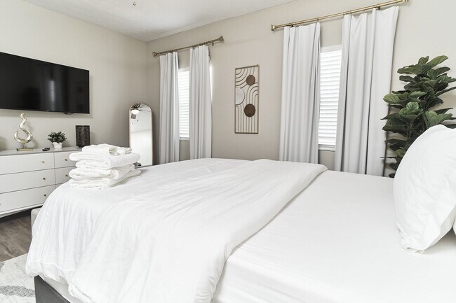 Building Photo - Fully Furnished 2BD Duplex in the Heart of...