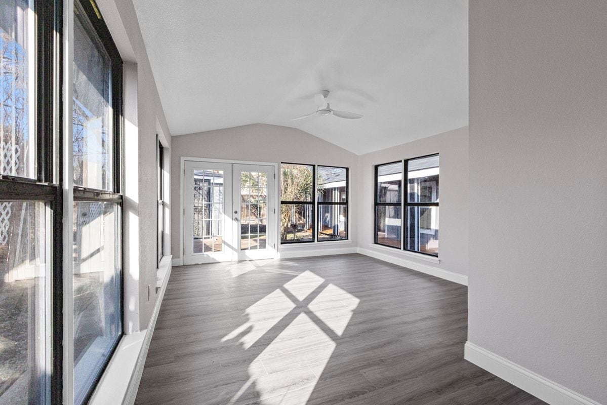 Building Photo - 2435 Sharon St