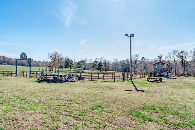Building Photo - 3 Bedroom/2 Bathroom Equine Farm Home