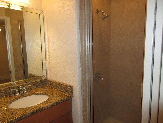 Building Photo - Great Townhome near Downtown