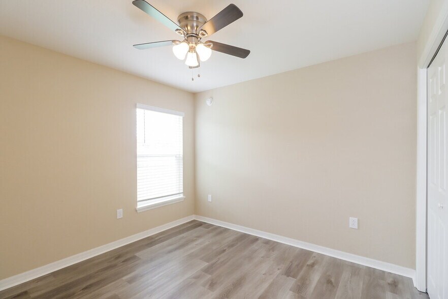 Building Photo - 6784 Hanworth Ln