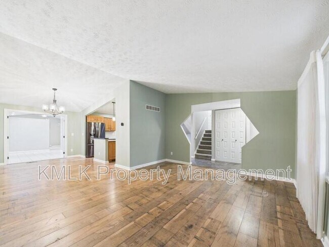 Building Photo - 874 Pleasant St